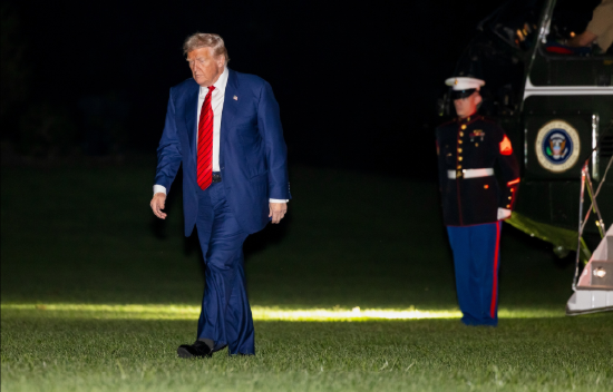 美国总统特朗普周日乘坐海军陆战队一号抵达华盛顿特区后走在白宫南草坪上。